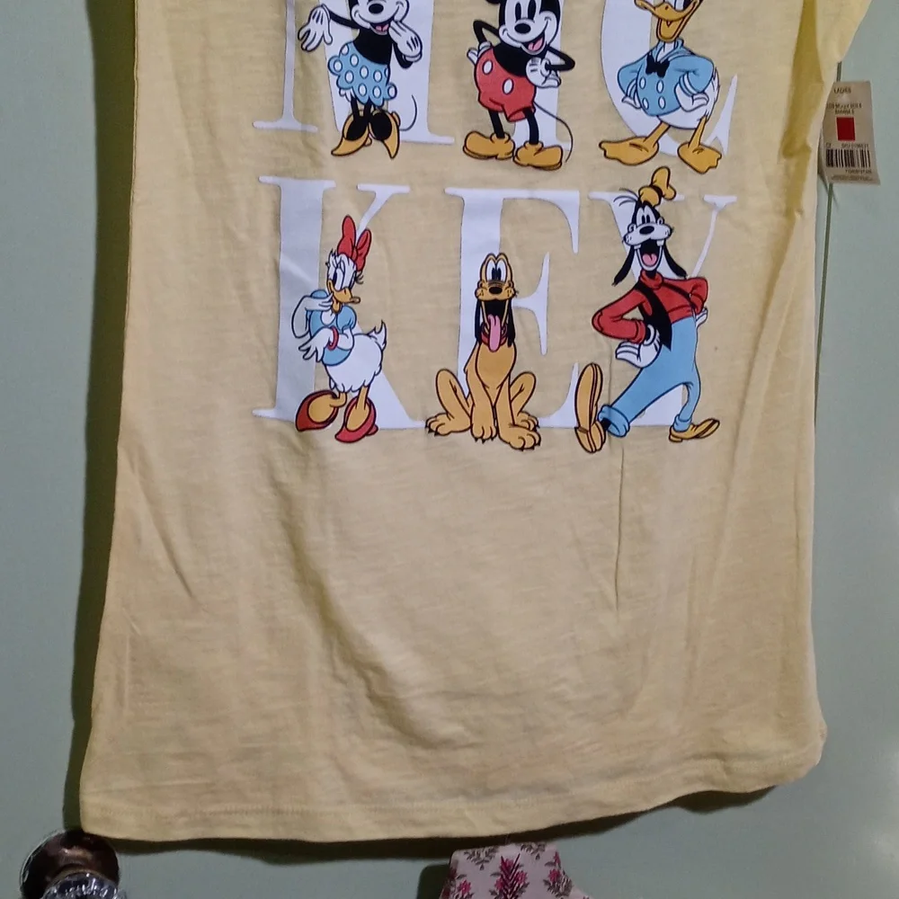 Women's Disney Mickey and Friends soft yellow v neck Sm T-shirt ๐ - Picture 5 of 6